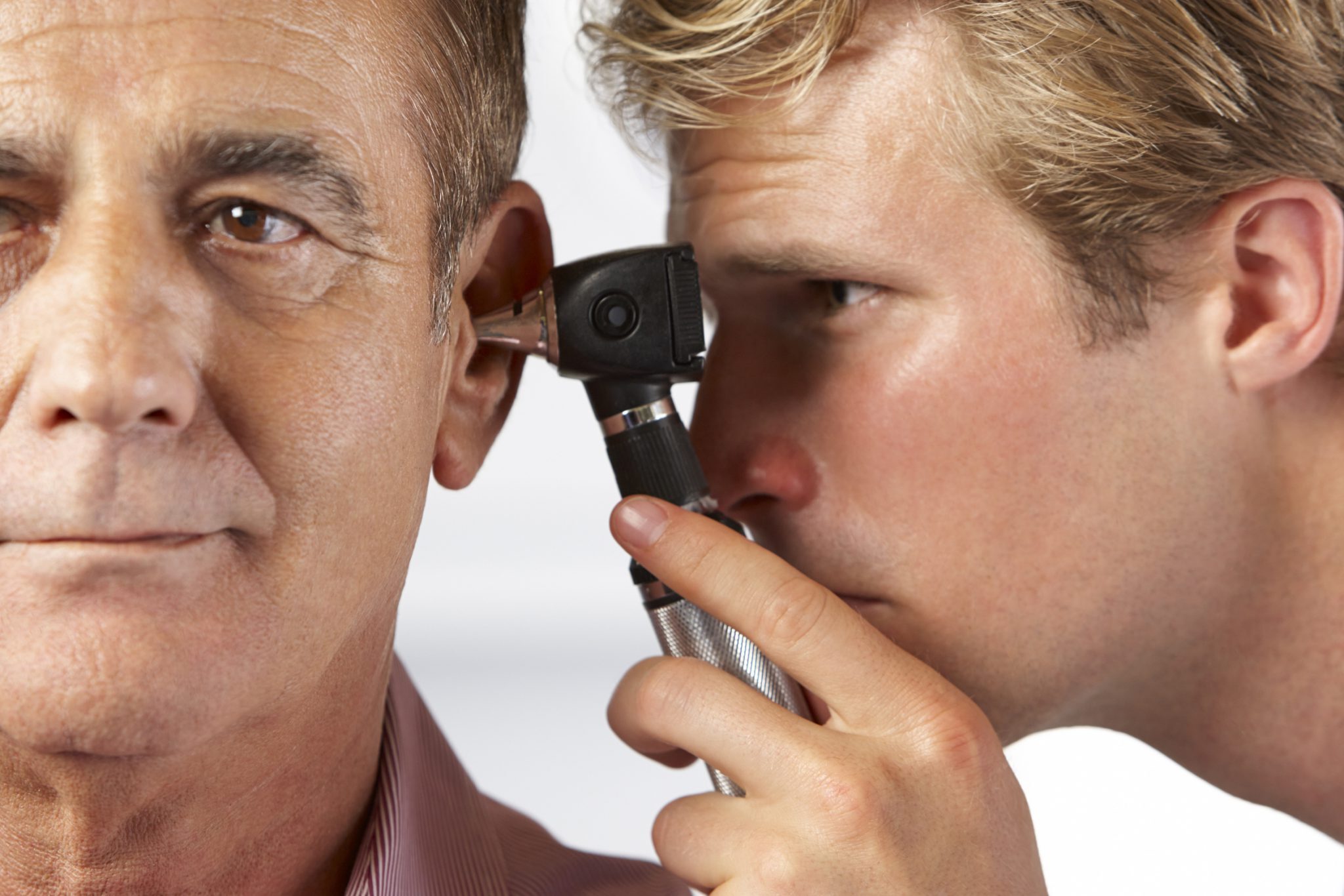 Persona mayor escuchando con atención en un ambiente tranquilo